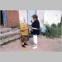 905-1200 Gross Ponnau 2003. Ilse Rudat spricht mit der heutigen Bewohnerin des Schulgebaeudes.(Foto Ilse Rudat).jpg